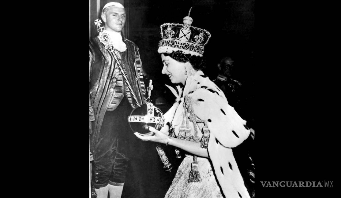 $!Revela Isabel II los peligro de llevar la corona de Estado