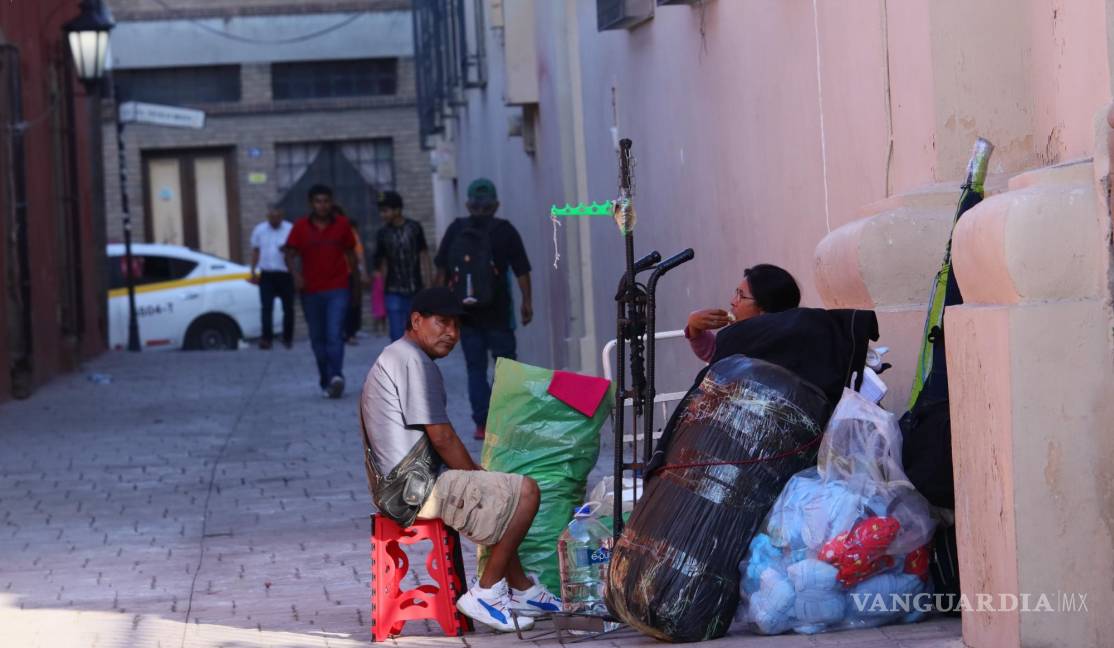 $!Los puestos se instalan en las calles cercanas a la Catedral.