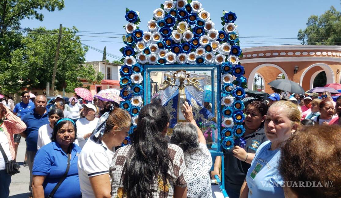 $!Los files acompañaron a la virgen en su recorrido.