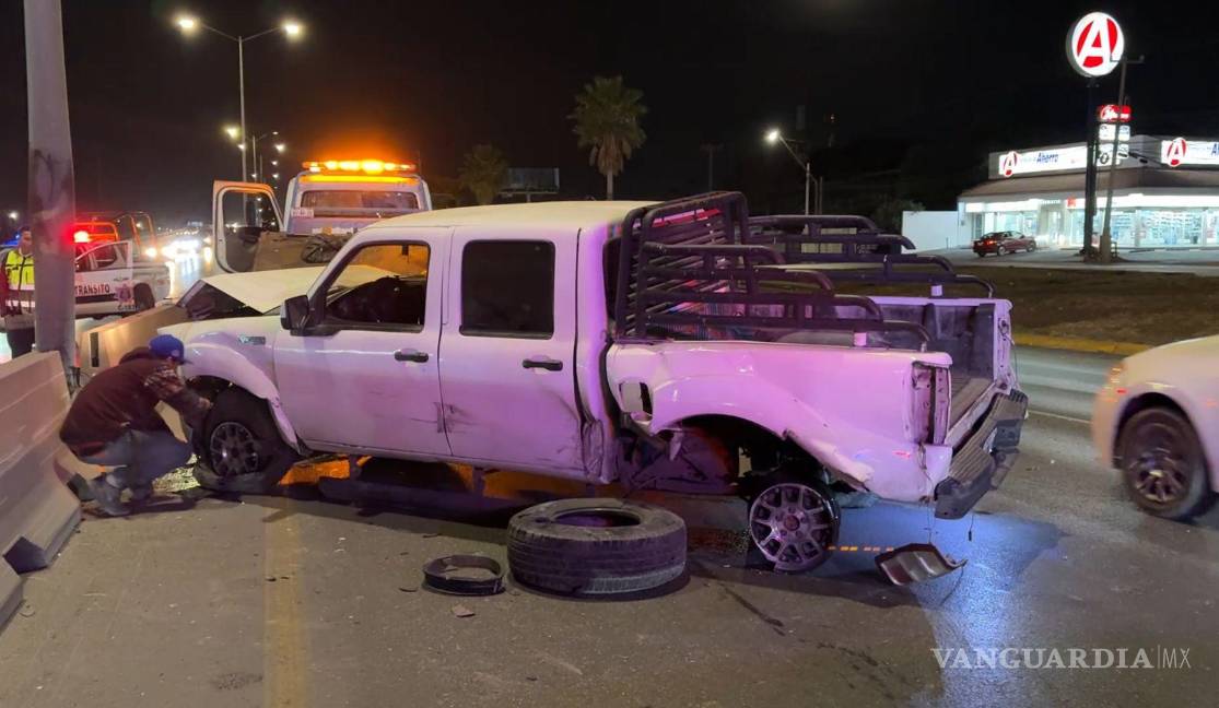 $!La camioneta Ford quedó severamente dañada tras impactarse contra la ballena vehicular en el bulevar Fundadores.