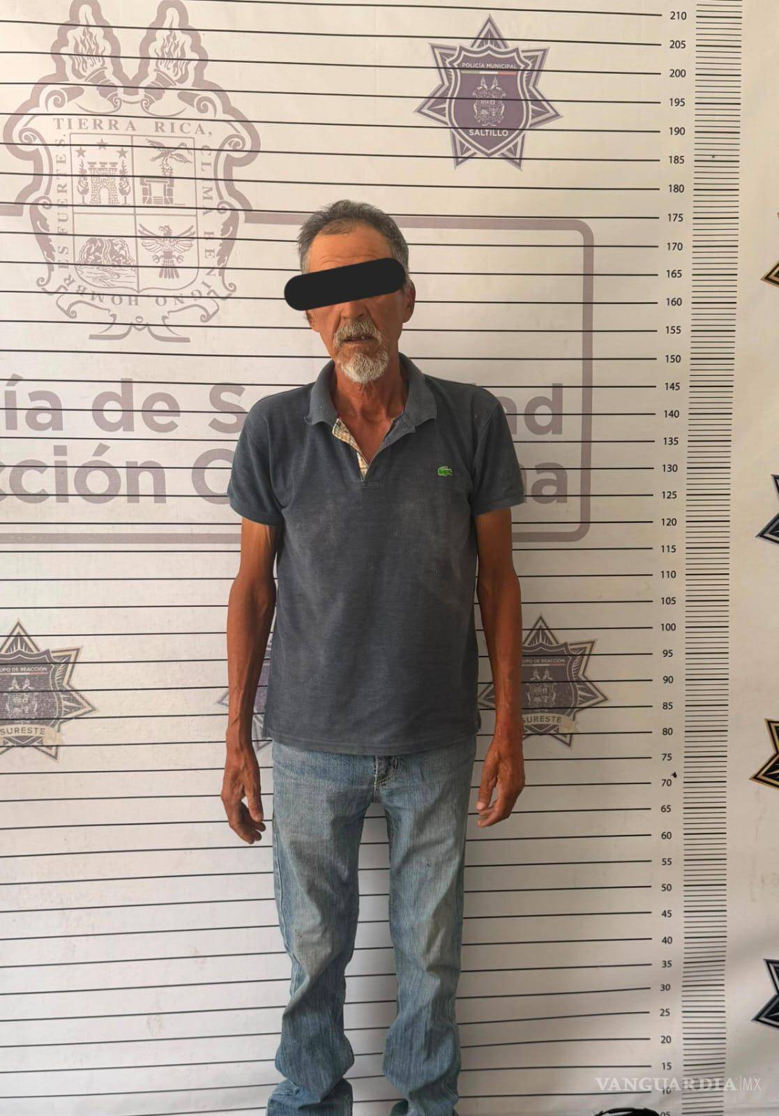 $!Uno de los detenidos fue sorprendido mientras presuntamente arrojaba basura en un terreno baldío de Saltillo.