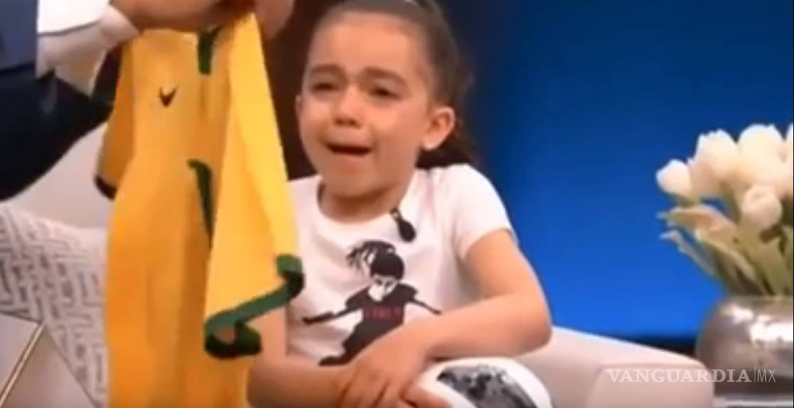 $!Neymar hacer llorar a una niña y se hace viral