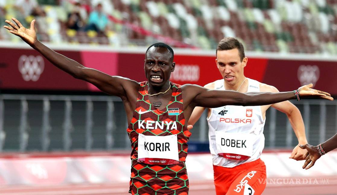 $!Emmanuel Kipkurui Korir (i) de Kenia celebra mientras cruza la línea de meta para ganar la final masculina de 800 m durante los eventos de atletismo de los Juegos Olímpicos de Tokio 2020. EFE