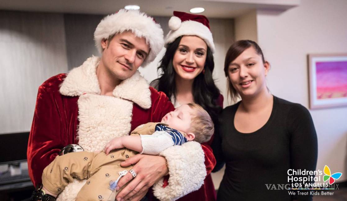 $!Katy Perry y Orlando Bloom se transformaron en Santa y la Señora Clós