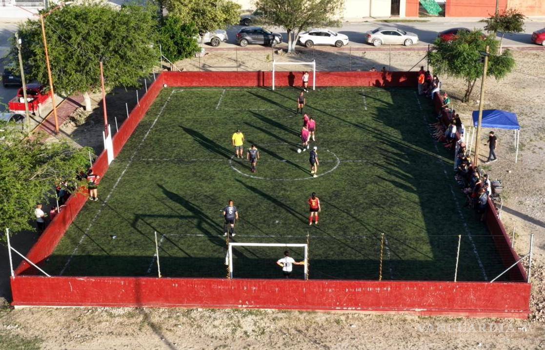 $!Disfrutan jóvenes sabinenses rehabilitación de cancha en colonia La Joya