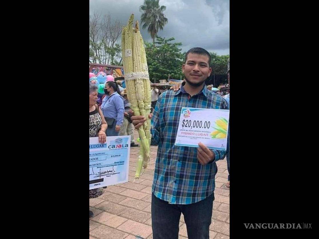 $!El ganador, de nombre José Manuel Gómez Rodríguez y oriundo de esta misma población, obtuvo 20 mil pesos, con una mazorca de 43 centímetros
