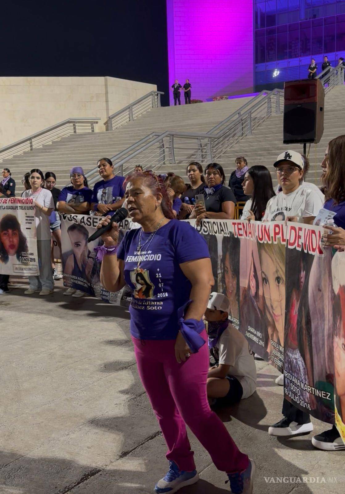 $!El contingente avanzó desde la calle Múzquiz hasta la Plaza Mayor, donde se realizaron actos simbólicos y mensajes de reflexión por las víctimas de violencia.