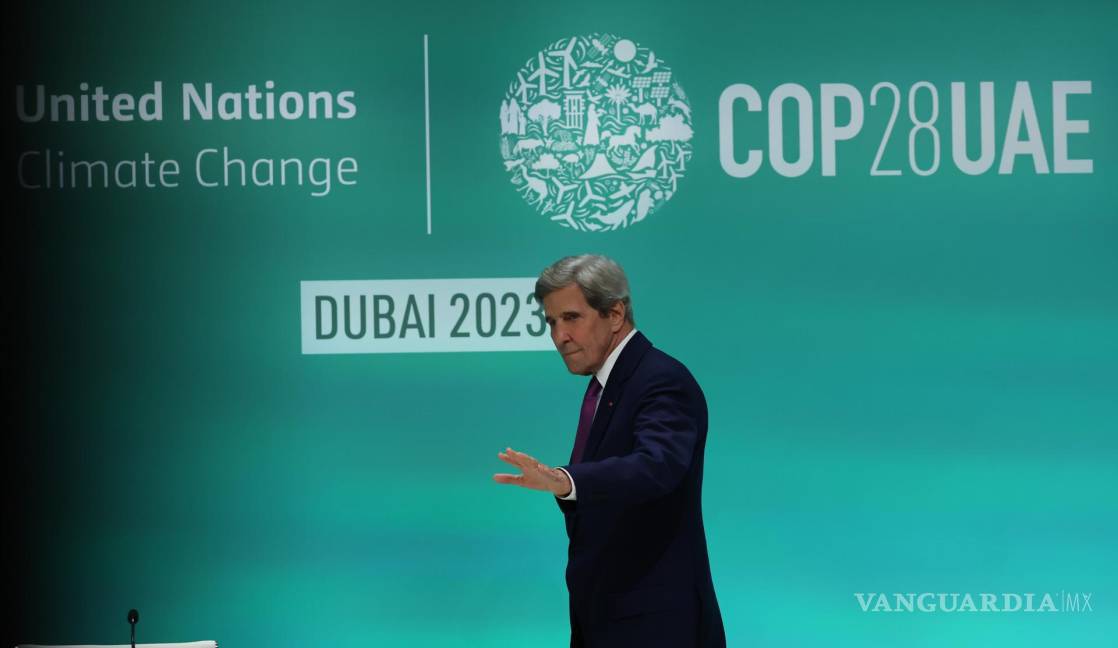 $!El enviado presidencial especial de Estados Unidos para el clima, John Kerry, llega a una conferencia de prensa en la Expo City Dubai.