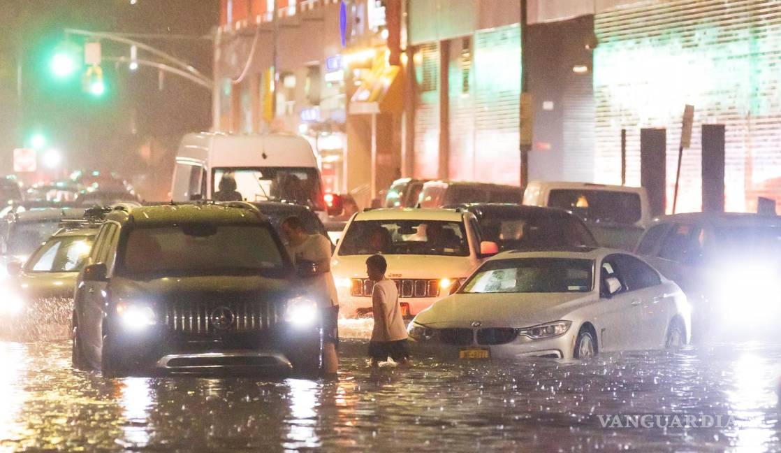 $!Coches atascados en una calle inundada por fuertes lluvias cuando los restos del huracán Ida azotaron el área en el distrito de Queens de Nueva York, Nueva York. EFE/EPA/Justin Lane