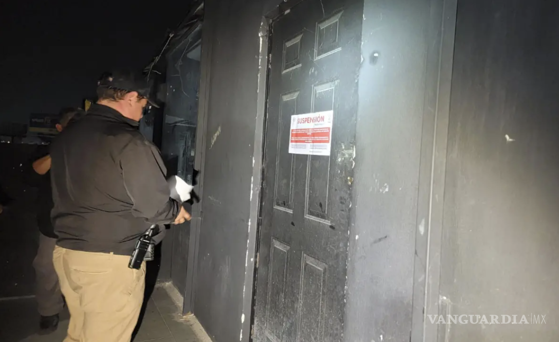 $!Personal municipal colocó los avisos de suspensión durante el operativo coordinado entre corporaciones de seguridad y áreas administrativas.