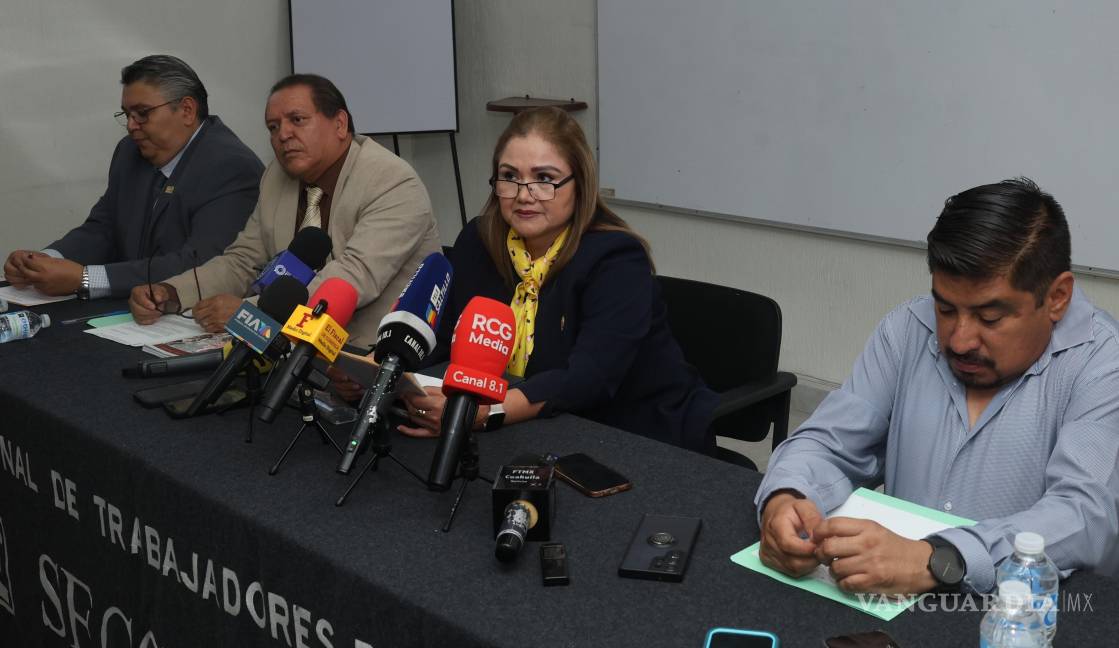 $!La líder sindical Isela Licerio durante su rueda de prensa en Saltillo.