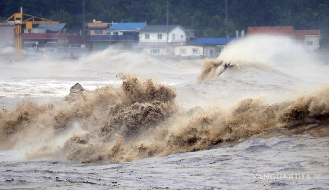 $!Las olas golpean una costa en Pohang, Corea del Sur. Miles de personas fueron obligadas a evacuar cuando el tifón Hinnamnor tocó tierra.