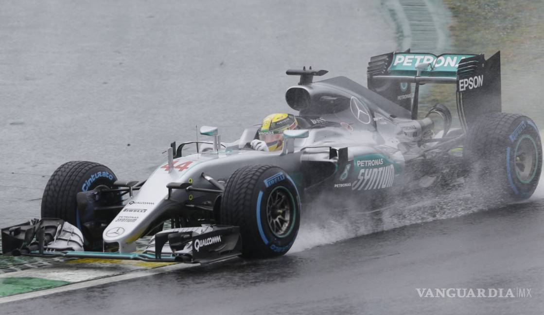 $!Bajo la lluvia, Hamilton ganó el GP de Brasil