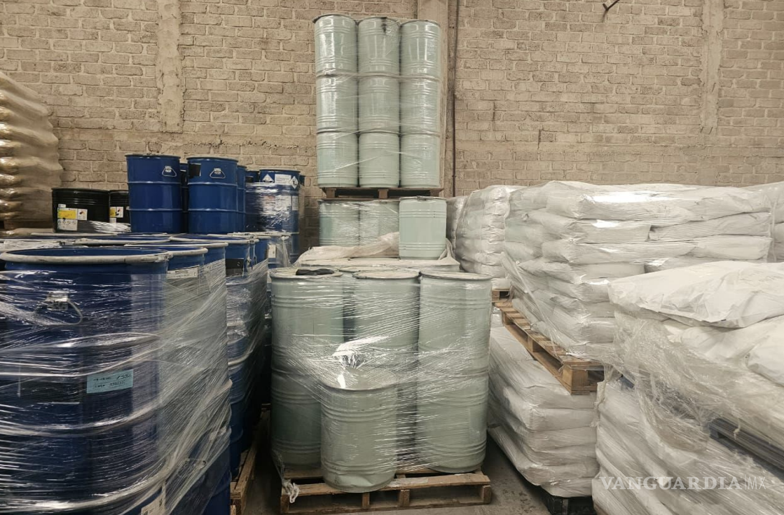 $!Tambos y material químico asegurados durante el operativo federal en una bodega de la ciudad.