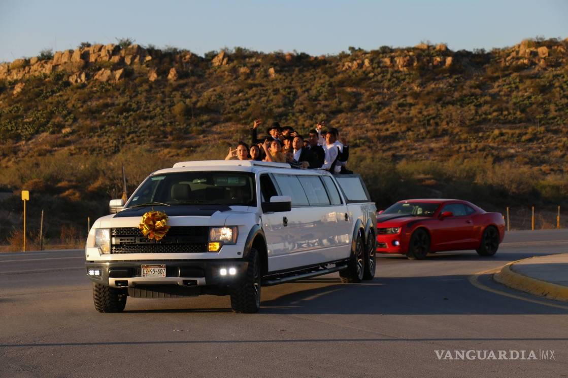 $!Limusinas para XV Años podrían estar violando la ley… los festejos también siguen reglamentos