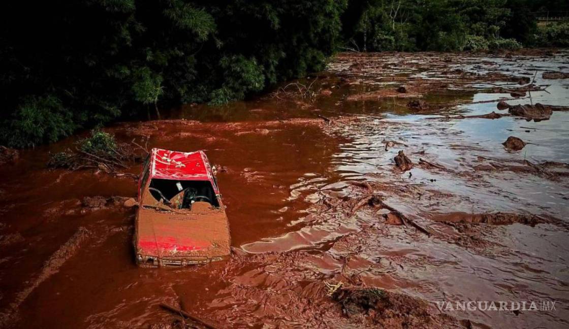 $!Ya van 34 muertos por ruptura de presa en Brasil; multan a empresa