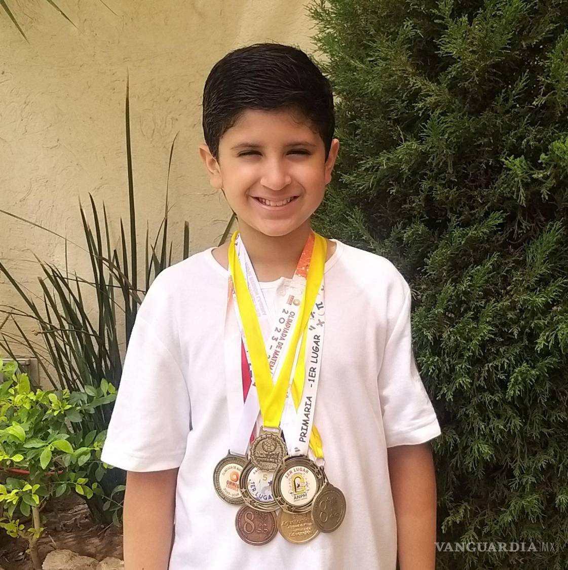 $!Miguel Ángel Hernández Delgado, de 11 años, es un niño de Torreón con talento temprano para las matemáticas, destacado en olimpiadas nacionales e internacionales, que también combina la robótica, la natación y la batería con el apoyo de su familia.