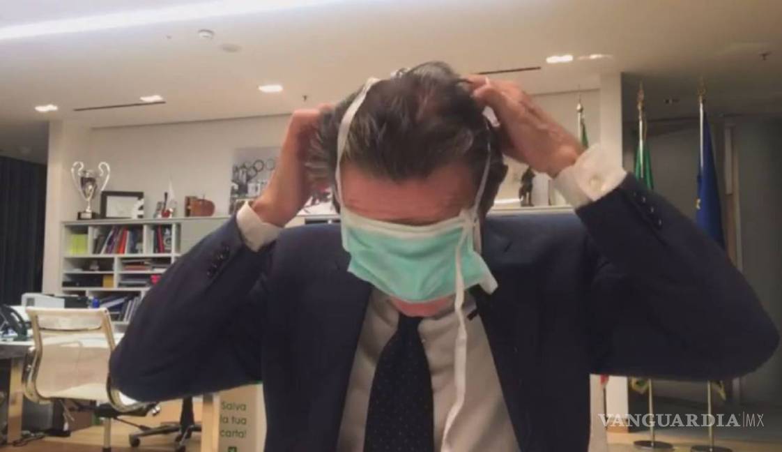 Gobernador de Lombardía se vuelve viral por no saber colocarse un cubrebocas para prevenir coronavirus (VIDEO)