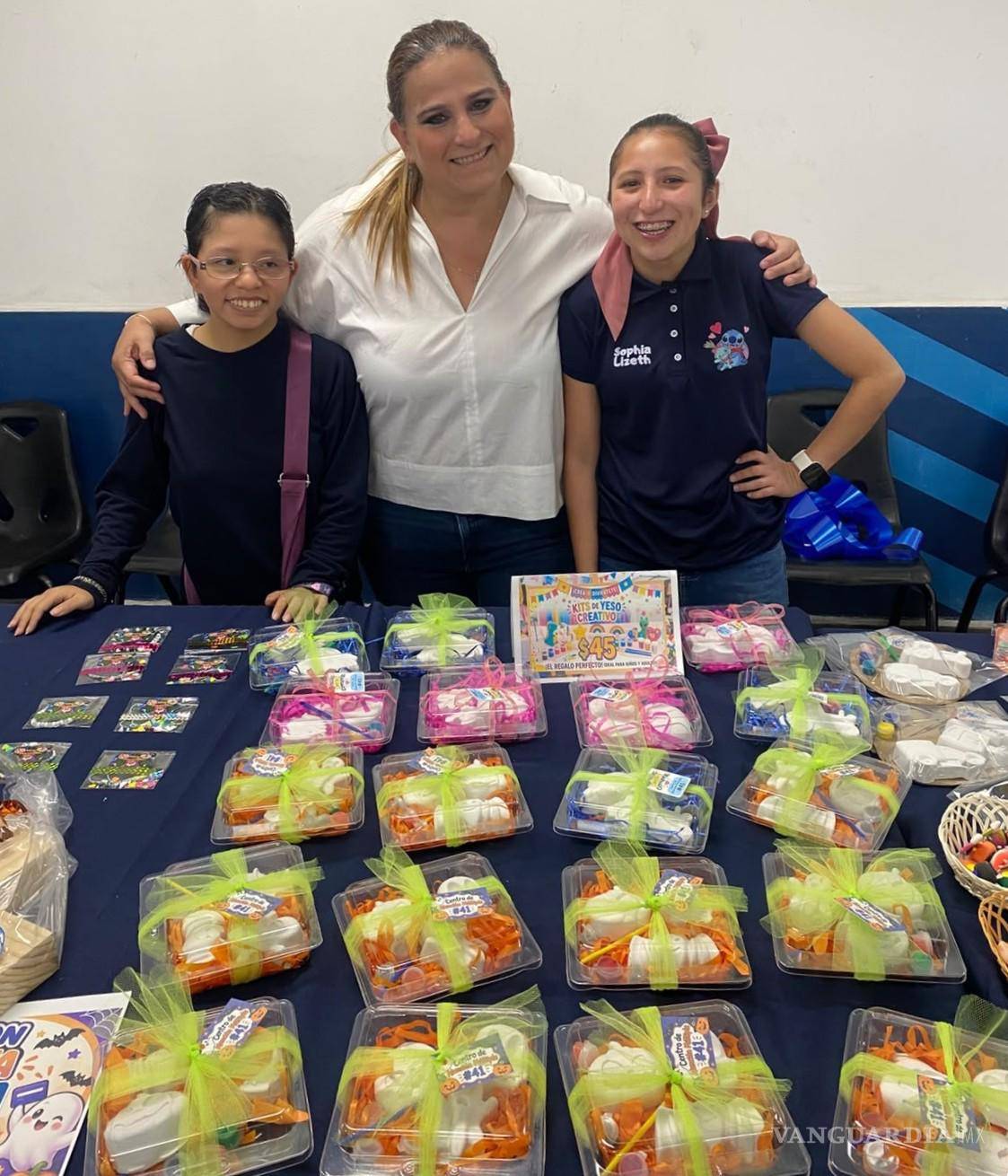 $!Estudiantes del CAM 41 presentaron postres, artesanías y manualidades elaborados en sus talleres formativos.