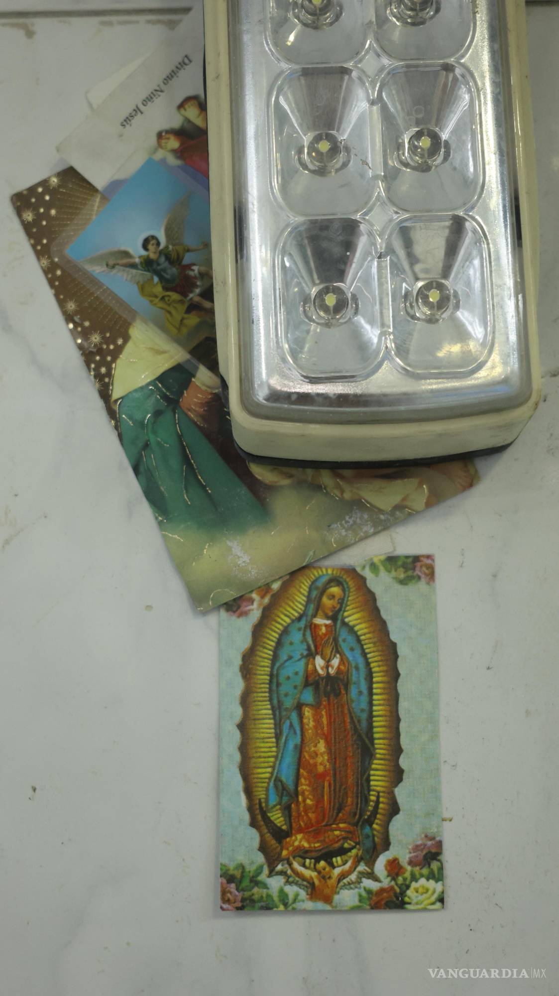$!Imágenes religiosas como la Virgen de Guadalupe acompañan a los embalsamadores en su jornada. Entre planchas de granito y químicos, la fe también se hace presente en el espacio de trabajo.