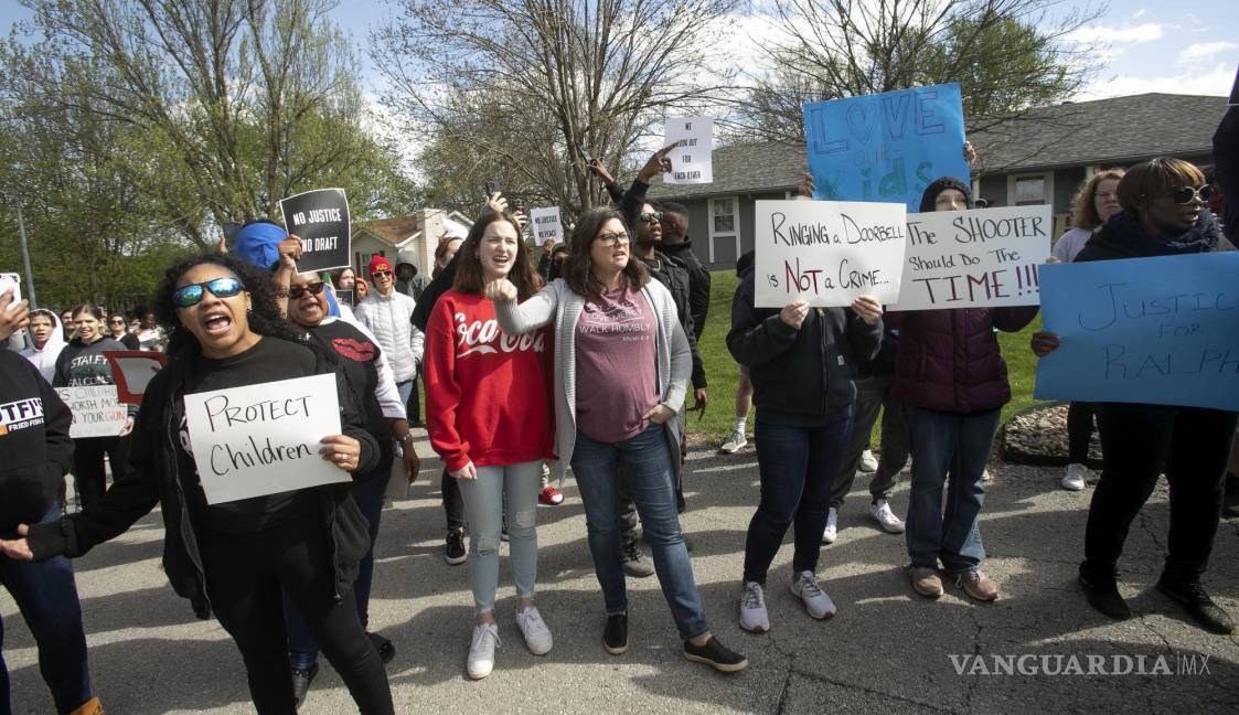 $!Manifestantes marchan en Kansas City en protesta sobre el tiroteo a Ralph Yarl, de 16 años, cuando fue a la casa equivocada para recoger a sus hermanos.