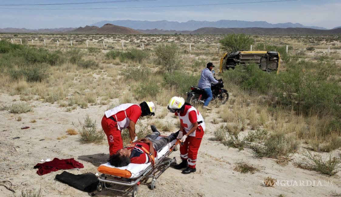 $!El chofer, de manera urgente, fue trasladado al centro de salud más cercano para recibir atención médica especializada.