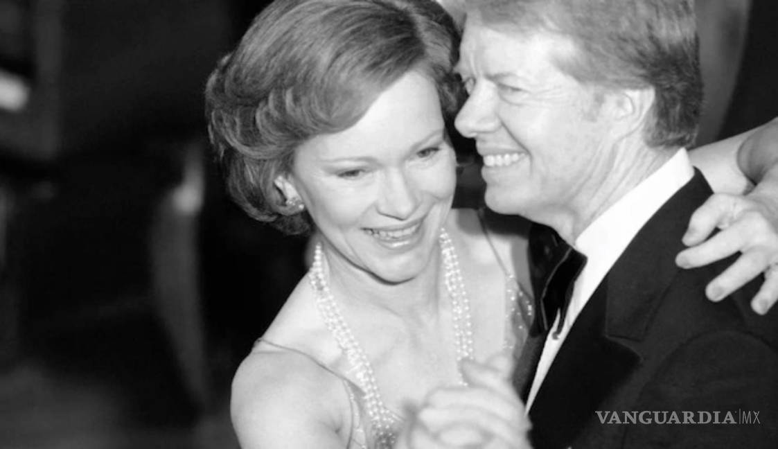 $!El presidente Carter y su esposa Rosalynn bailan en el baile anual de Navidad del Congreso en la Casa Blanca en 1978.