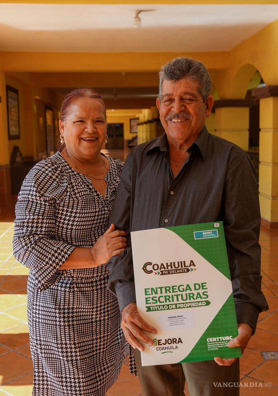 $!Beneficiarios de la colonia La Soledad y Año de Juárez recibieron escrituras después de décadas de gestiones y trámites inconclusos.