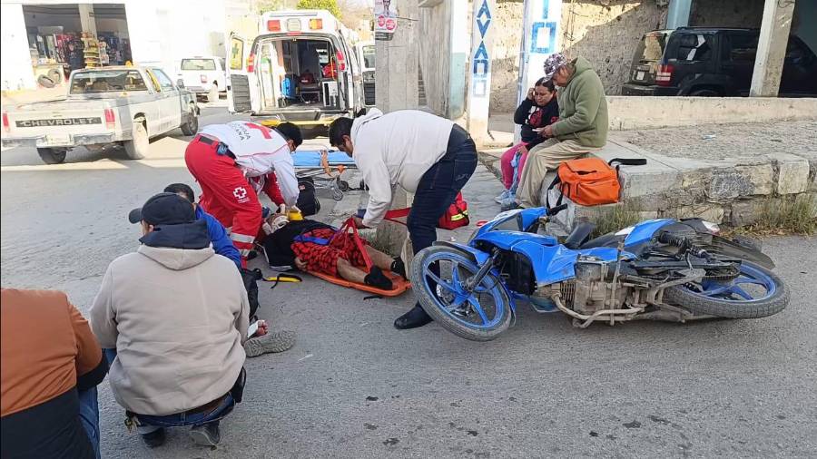 La motocicleta fue alcanzada por la defensa del lado izquierdo del automóvil mientras intentaba cruzar la calle.