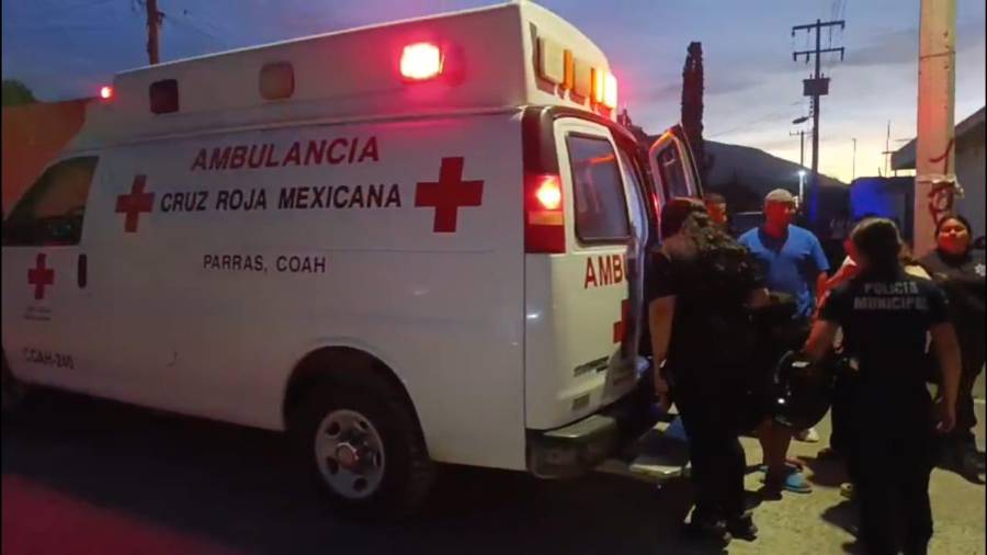 Arrolla motocicleta a menores en scooter y los deja lesionados en Parras (video)
