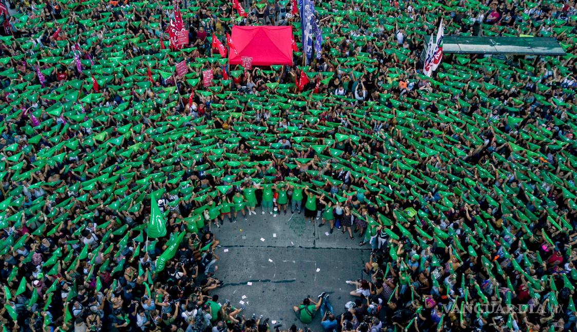 Dan las mujeres en ArgentIna ‘pañuelazos’ en pro del aborto