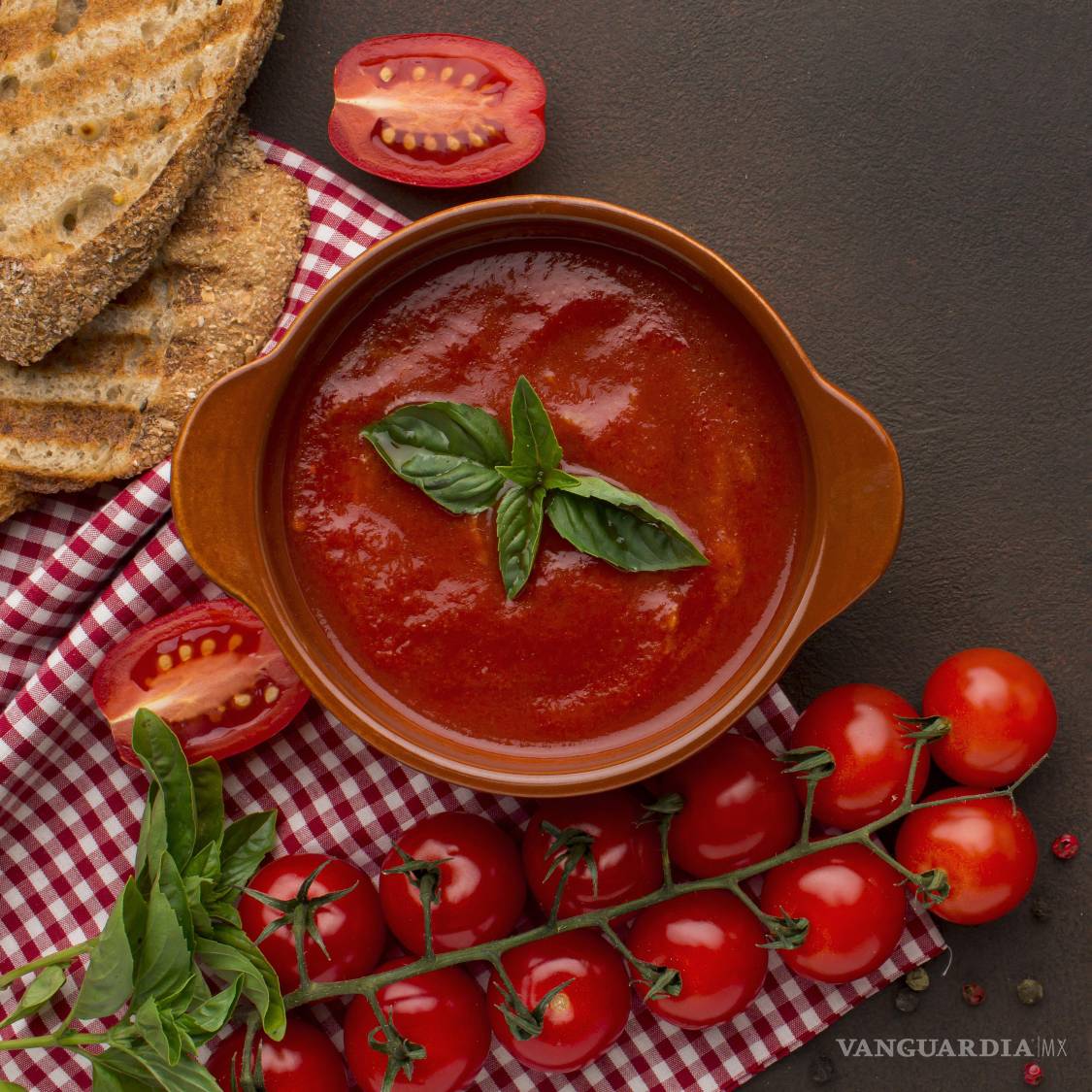 $!El tomate, por su sabor, es muy versátil para servir, acompañar o ayudar en la preparación de otros alimentos, complementando el plato.