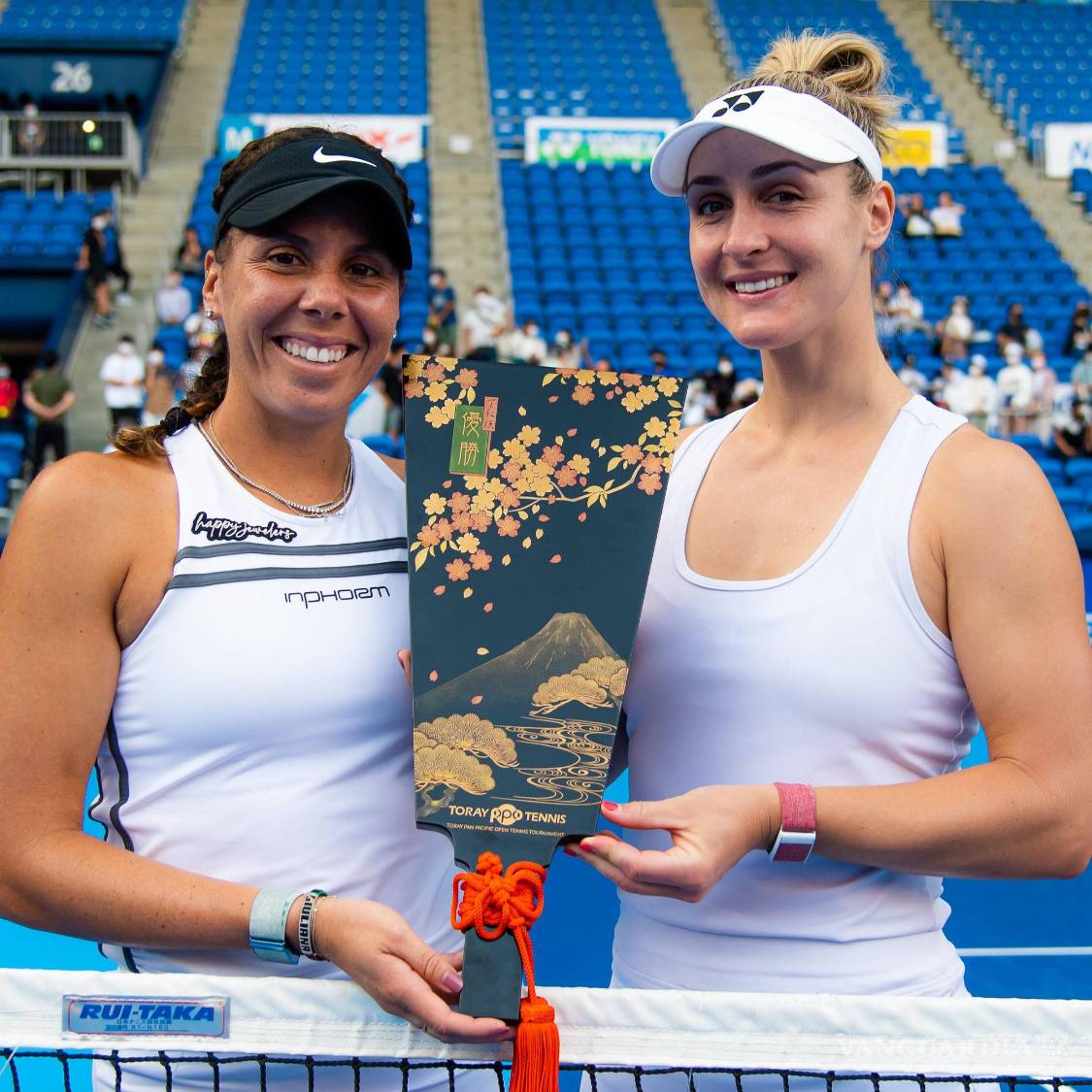 $!La tenista a lado de su dupla, la canadiense Gaby Dabrowski en Tokio 2020.