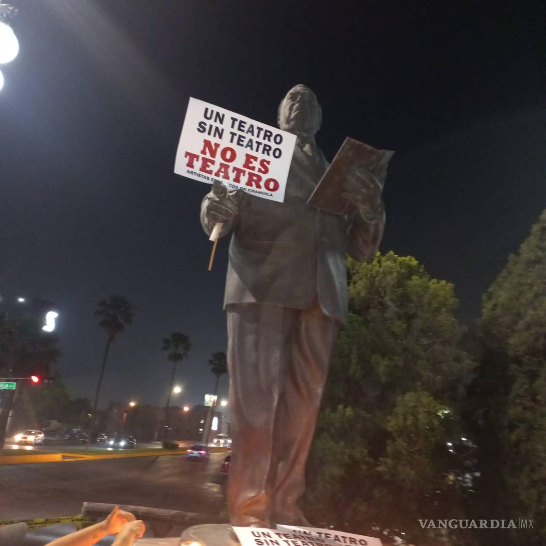 $!¿Por qué hubo una manifestación afuera del Teatro de la Ciudad en Saltillo?