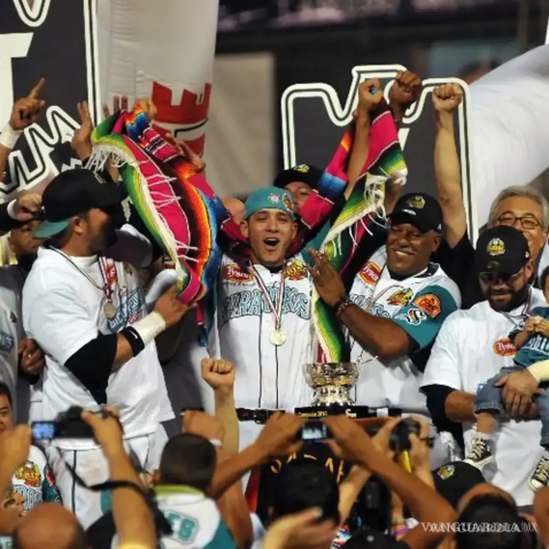 $!Las noches en el Estadio Francisco I. Madero han reunido a generaciones enteras de aficionados que hicieron del beisbol una de las tradiciones más arraigadas de Saltillo.