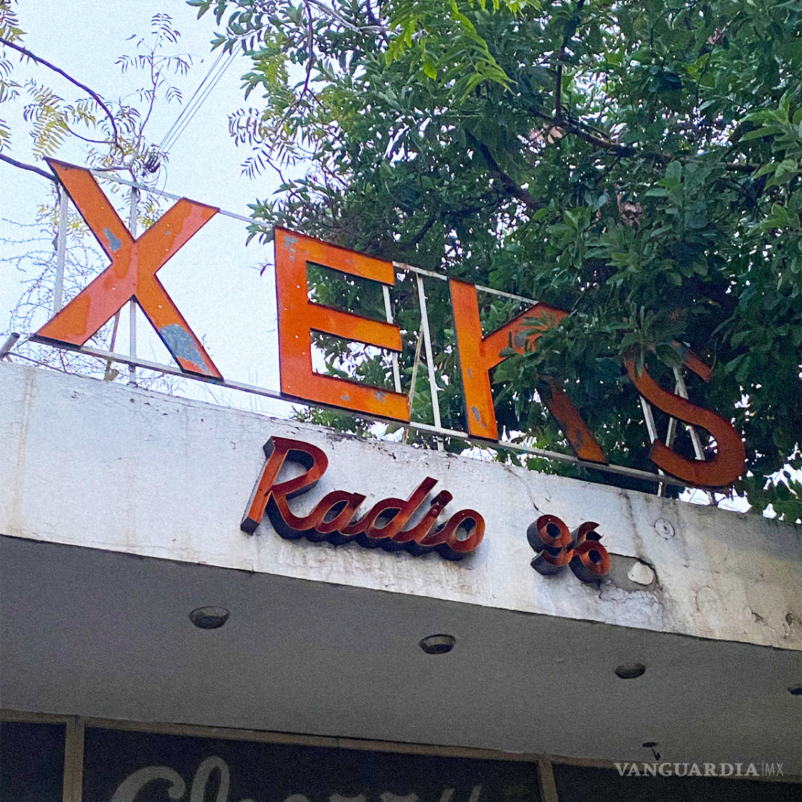 $!La modernidad amenaza la historia gráfica de Saltillo: La iniciativa busca preservar letreros antiguos en peligro.