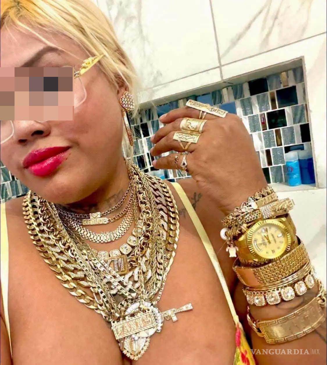 $!‘La Barbie de la Alianza’ es detenida en Monterrey; aseguran droga y cargadores