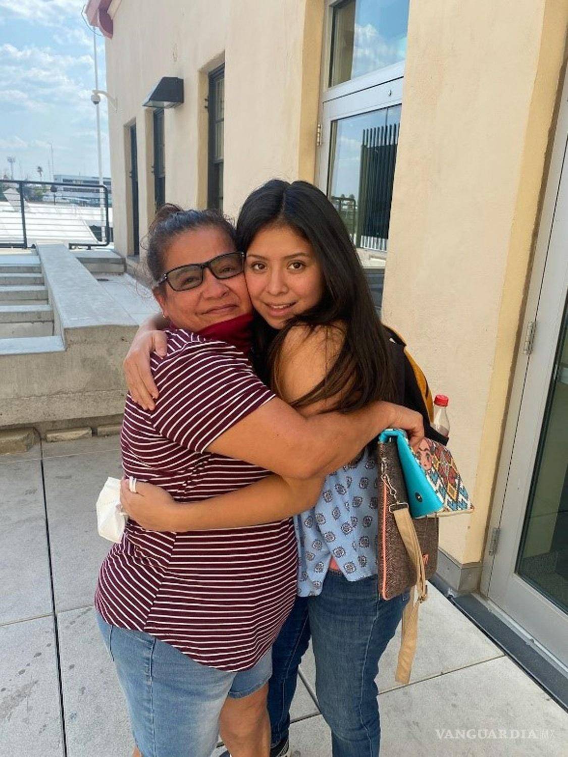 $!Fotografía cedida por el Departamento de la Policía de Clermont en Florida donde aparece Angélica Vences-Salgado (i) mientras abraza a su hija Jacqueline Hernández (d) durante su reencuentro tras 14 años de separación debido a que fue secuestrada por su padre. EFE/Policía de Clermont