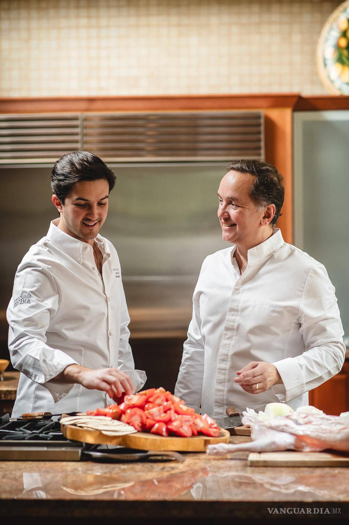 $!Manos de dos generaciones ajustan un sabor que cada día hace historia.