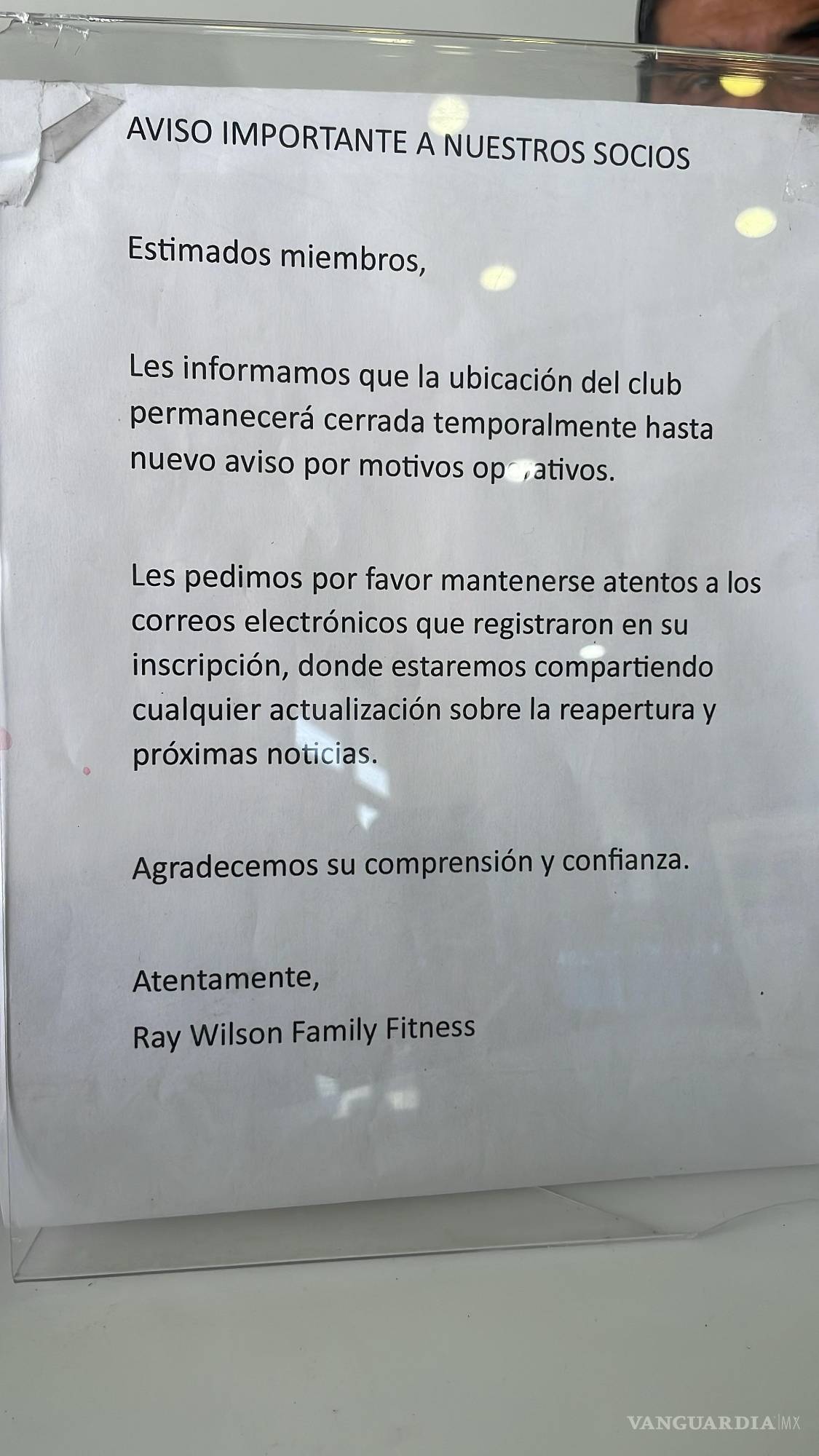 $!Aviso colocado en la entrada del centro deportivo, donde se informa del cierre temporal y se pide a los usuarios mantenerse atentos a futuras actualizaciones.