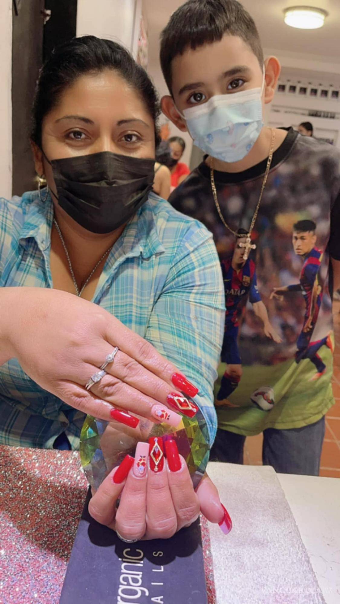 $!Viral: Niño aplica uñas de acrílico para ayudar en operación de su hermanito