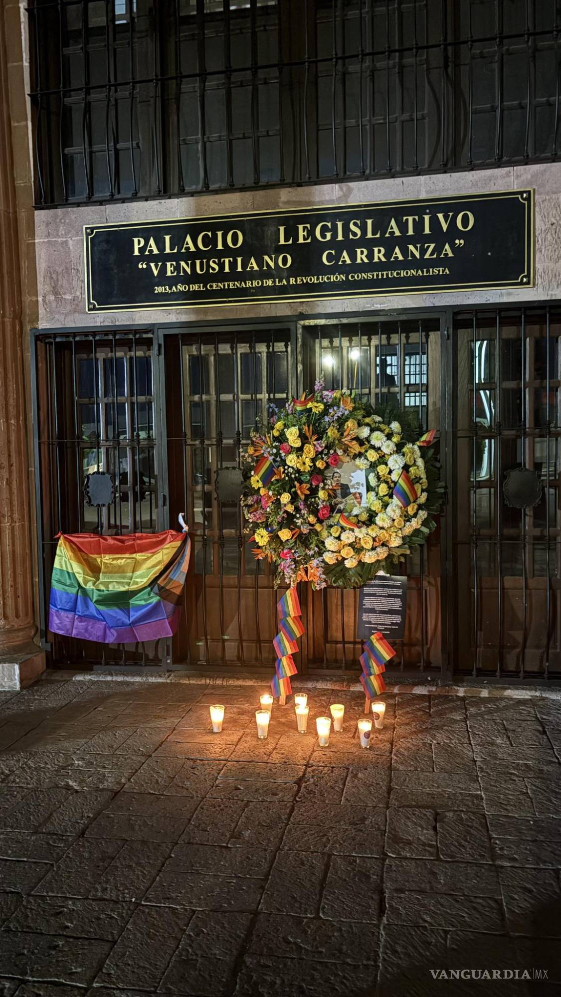 $!El colectivo colocó un memorial frente al Palacio Legislativo para demandar justicia por los crímenes de odio contra personas de la comunidad LGBTIQ+.