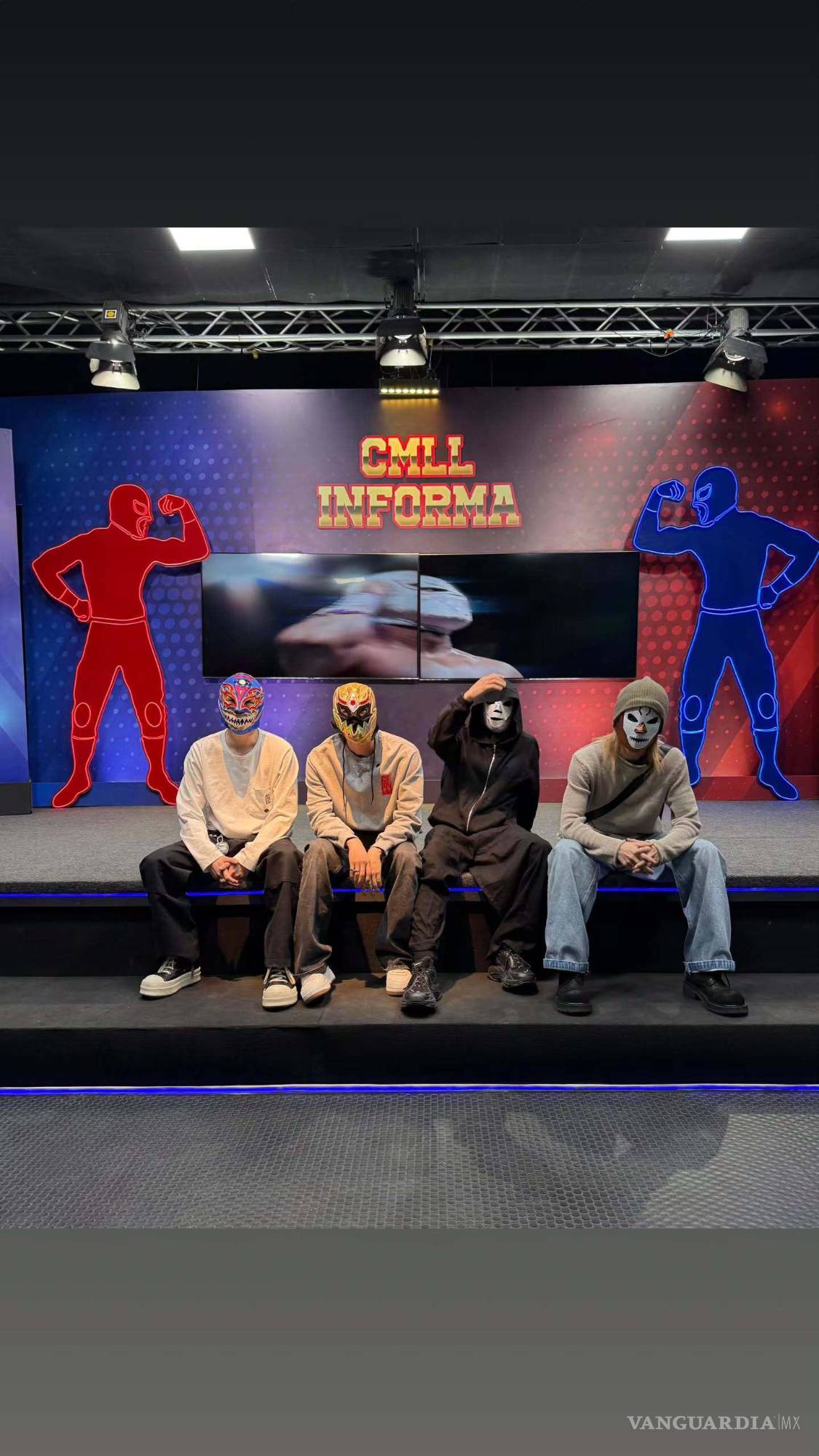 $!BTS sorprende en Arena México; Jimin, Jin y Suga disfrutan función de lucha libre con Místico