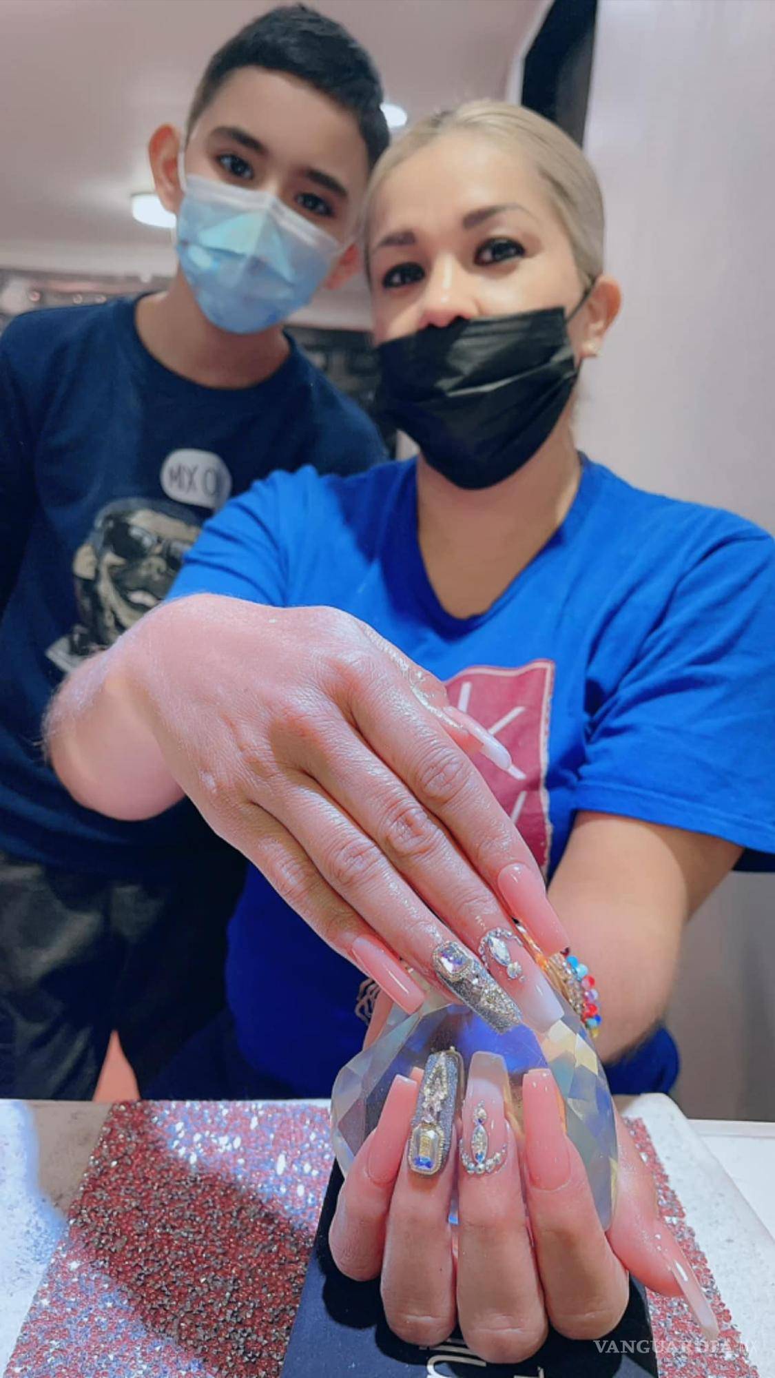 $!Viral: Niño aplica uñas de acrílico para ayudar en operación de su hermanito