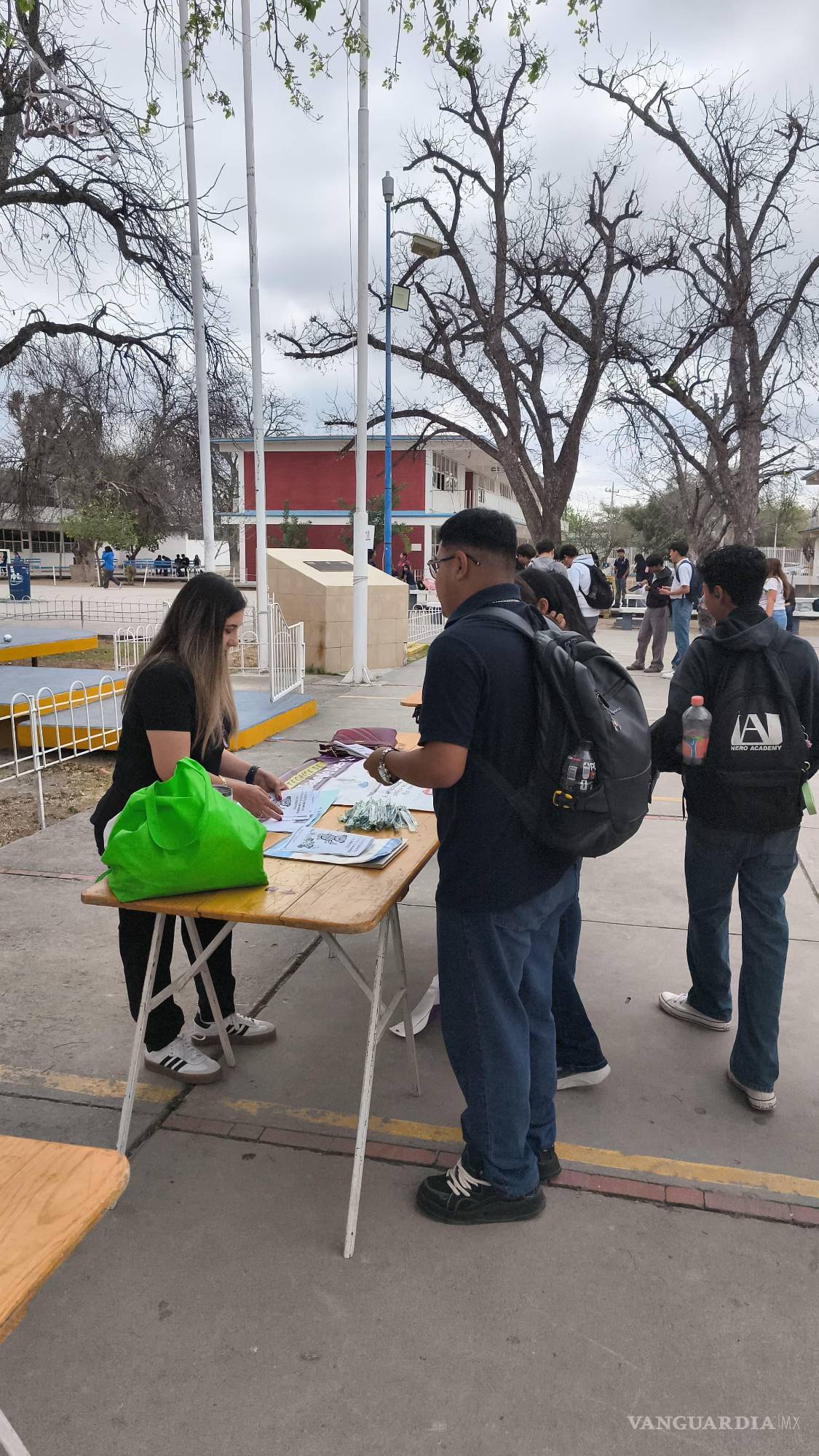 $!Estudiantes de nivel medio superior participan en las jornadas de PrevenIMSS, donde reciben orientación y servicios preventivos de salud de manera gratuita.