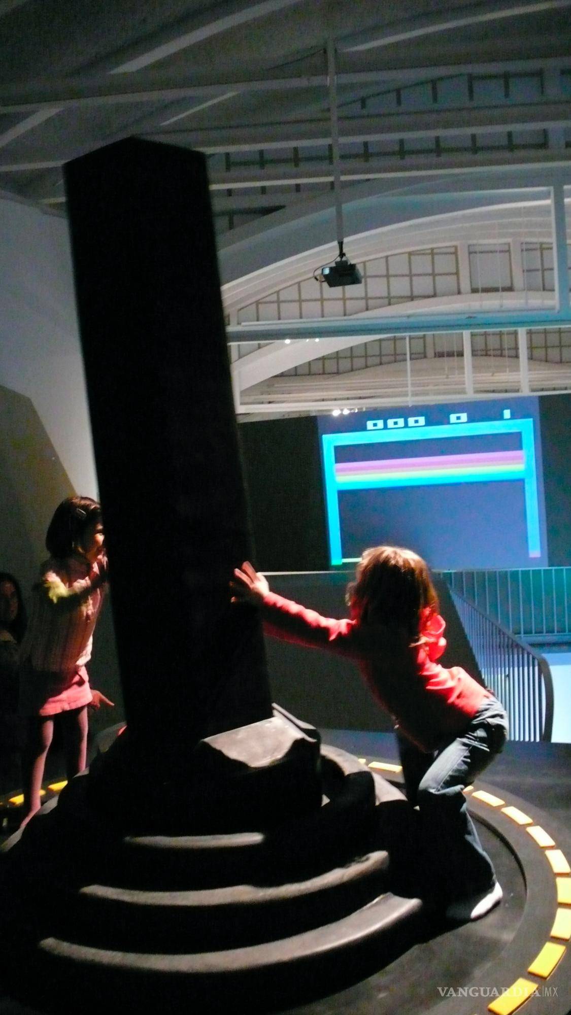 $!El enorme control de juegos de video producido creado por la profesora del Dartmouth College Mary Flanagan fue incluido en el registro Guinness de Récords Mundiales del 2022 como el joystick mayor de mundo. AP/Mary Flanagan