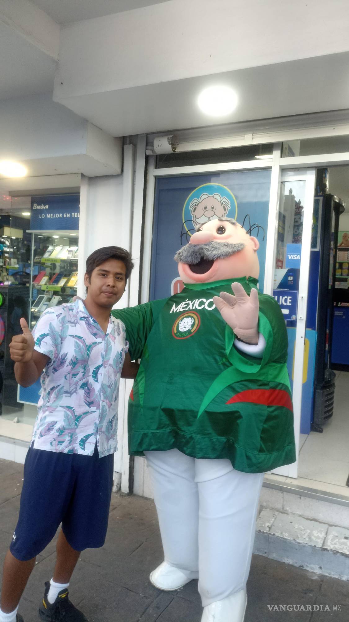 $!César Sánchez, estudiante de Ingeniería, dio vida a la botarga del Dr. Simi en Saltillo con pasos de baile que se viralizaron en redes.