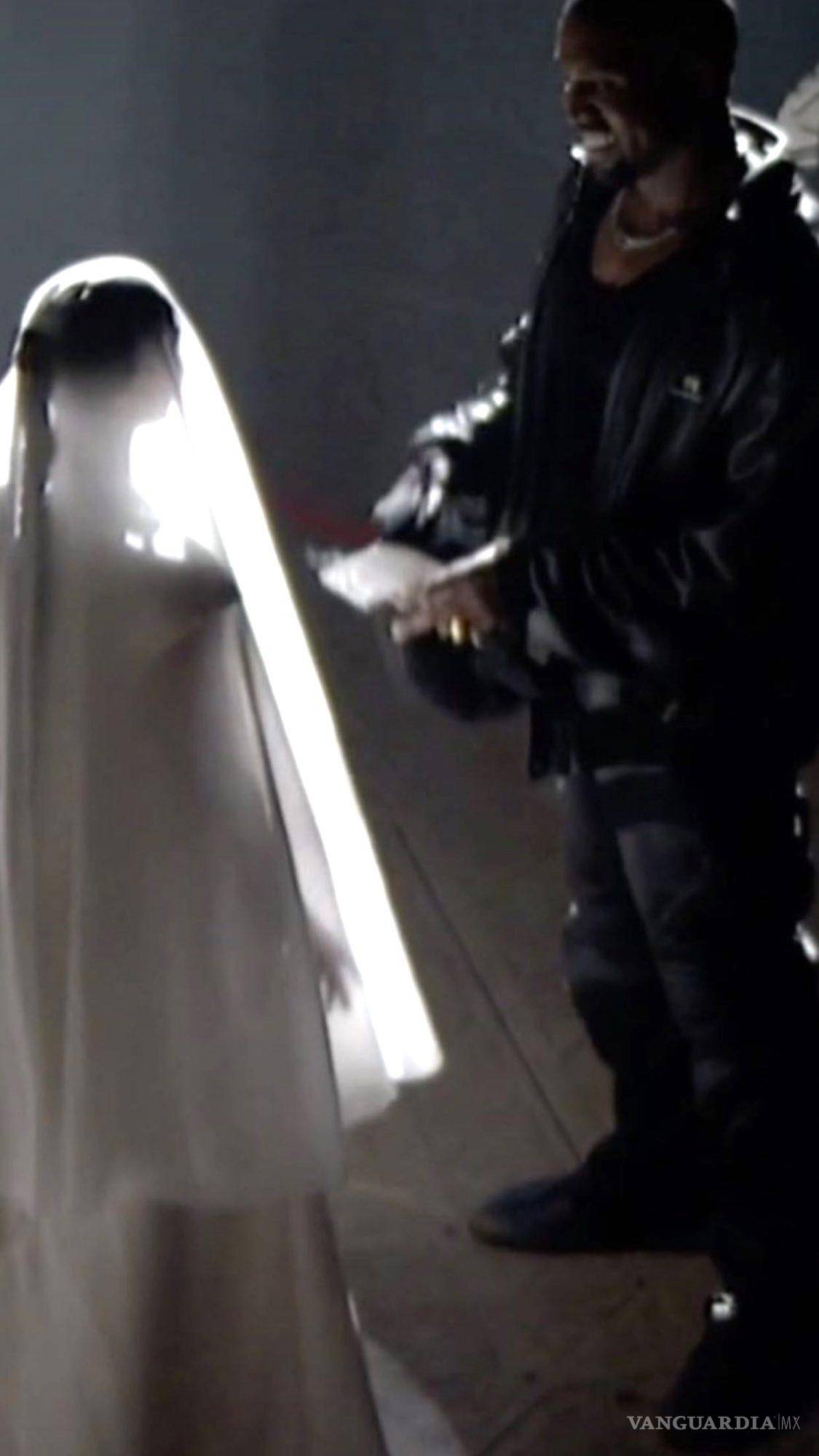 $!¡Suenan campanas de boda! ¿De nuevo? Kim Kardashian West sorprendió a todos este jueves al utilizar una vez más un vestido de novia de alta costura para encontrarse con Kanye West en el altar.