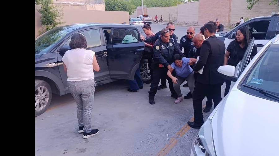 Autoridades judiciales y de protección infantil participaron en el operativo que culminó con el aseguramiento de la menor, mientras la situación derivó en alteraciones al orden público en el estacionamiento.