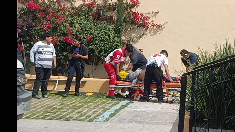 Paramédicos de Cruz Roja trasladaron al lesionado a la Clínica 6 del IMSS, luego de que presuntamente trabajaba en la azotea sin arnés de seguridad.